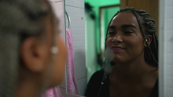 Umut Dolu Siyah Latin Bir Kız Aynada Kendine Bakıyor Hope — Stok fotoğraf