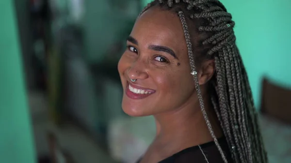 Retrato Una Joven Afroamericana Con Trenzas Cool Box Peinado Sonriendo — Foto de Stock