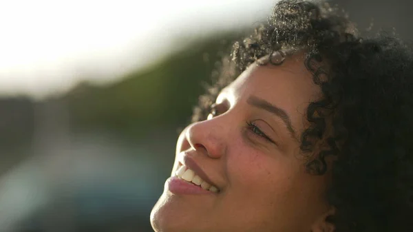 Medytacyjna Młoda Kobieta Otwierająca Oczy Uśmiechnięte Niebu Jedna Kontemplacyjna Brazylijska — Zdjęcie stockowe