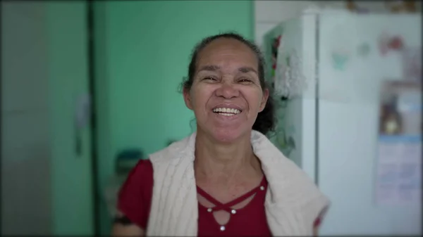 Retrato Una Mujer Mayor Riendo Sonriendo —  Fotos de Stock