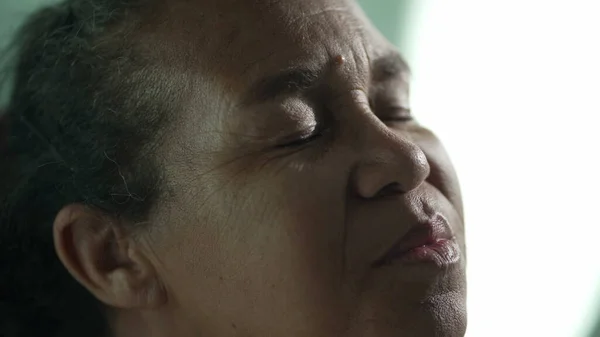 Созерцательная Старшая Южноамериканская Женщина Закрывает Глаза Медитации Задумчивая Латиноамериканка Рефлексии — стоковое фото