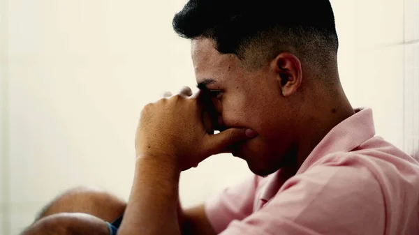 Jovem Dramático Sofrendo Depressão Pessoa Hispânica Sentada Chão Cobrindo Rosto — Fotografia de Stock