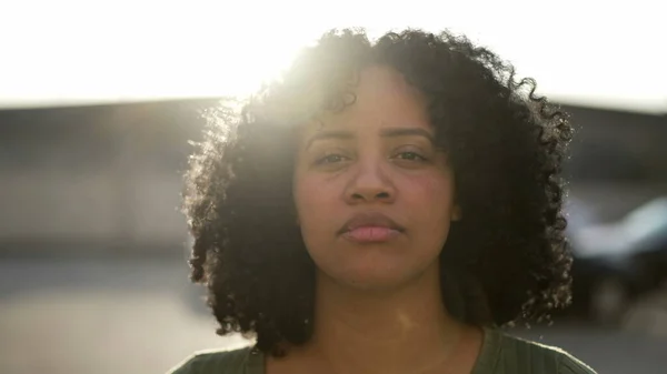 Una Joven Mujer Negra Parada Aire Libre Con Expresión Seria — Foto de Stock