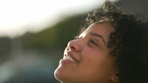 Medytacyjna Młoda Kobieta Otwierająca Oczy Uśmiechnięte Niebu Jedna Kontemplacyjna Brazylijska — Zdjęcie stockowe