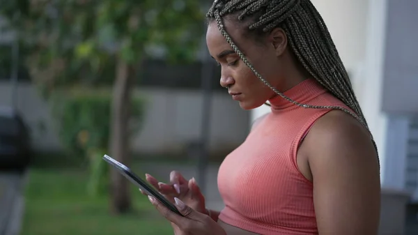 Een Jonge Zwarte Vrouw Die Buiten Een Tablet Gebruikt Afro — Stockfoto