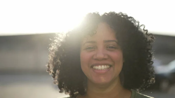 Una Mujer Negra Feliz Sonriendo Cámara Parada Aire Libre Cara —  Fotos de Stock