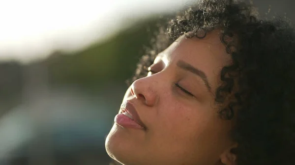 Meditatív Fiatal Felnyitja Szemét Mosolyogva Égre Egy Elmélkedő Spanyol Brazil — Stock Fotó