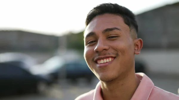 Dışarıda Kameraya Gülümseyen Mutlu Spanyol Bir Gencin Portresi Sıradan Bir — Stok fotoğraf