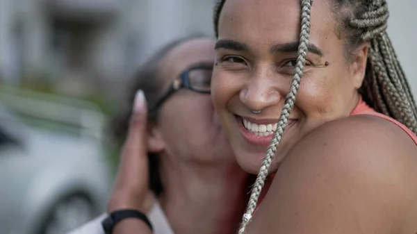 Volwassen Dochter Die Senior Moeder Knuffelt Braziliaanse Familie Liefde Genegenheid — Stockfoto