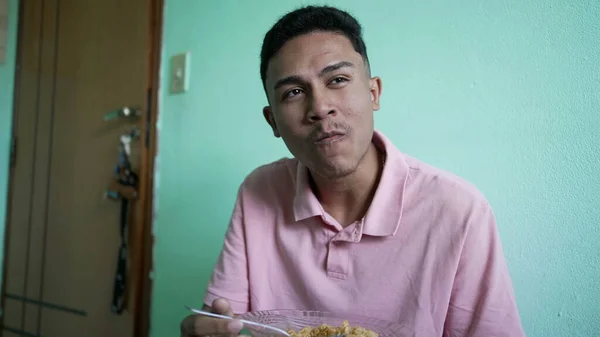 ブラジル人のヒスパニック男が家で昼食を食べている — ストック写真