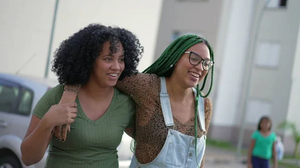 Twee Blije Braziliaanse Zwarte Vrouwen Die Samen Lachen Lachen Leuke — Stockfoto