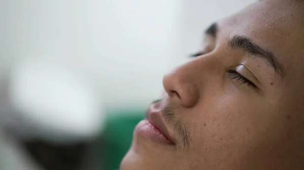 Düşünceli Genç Spanyol Adam Meditasyonda Gözlerini Kapatıyor Güney Amerikalı Erkek — Stok fotoğraf