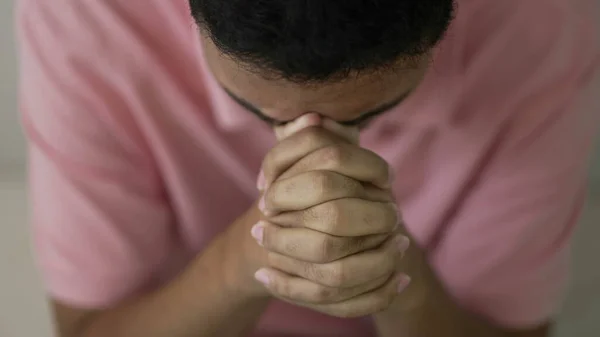 Homem Hispânico Oração Mãos Fechadas Pessoa Crente Orando Deus Com — Fotografia de Stock