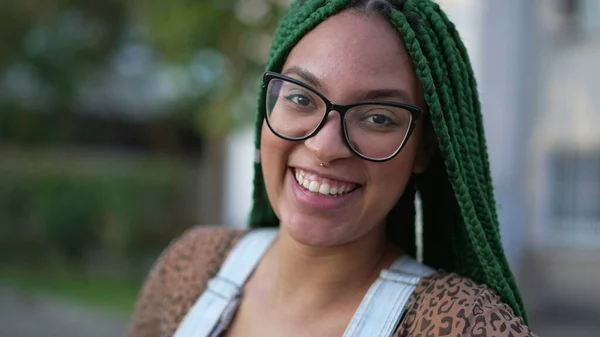 Uma Jovem Mulher Negra Feliz Com Tranças Caixa Penteado Fora — Fotografia de Stock