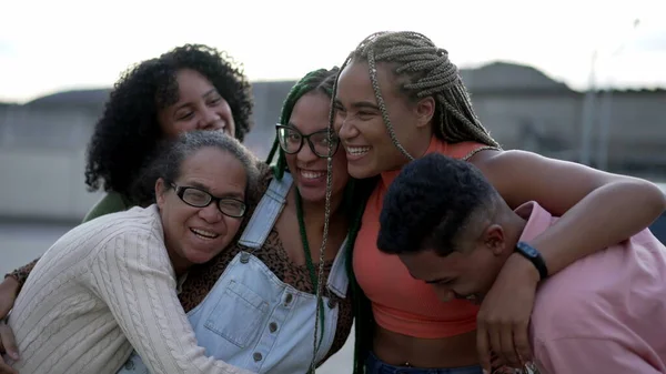 Siyah Bir Aile Kucaklaşması Güney Amerikalı Bir Grup Latin Amerikalı — Stok fotoğraf