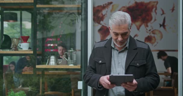 Empresario Mediana Edad Propietario Cafetería Gestión Negocios Mirando Dispositivo Tableta — Vídeo de stock