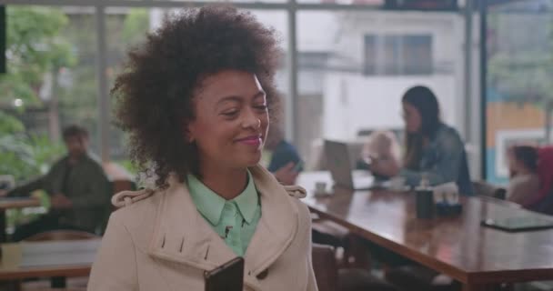 Een Vrolijke Vrouwelijke Zwarte Klant Die Betaalt Voor Bestelling Met — Stockvideo