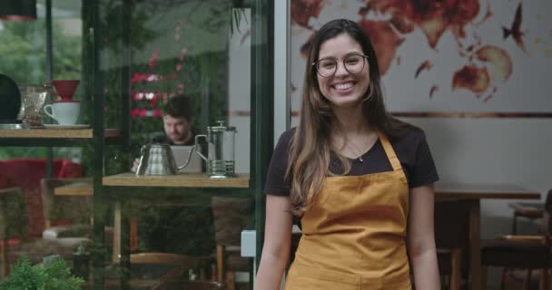 Una Empleada Feliz Parada Frente Cafetería Pequeña Empresa Sonriendo Joven — Vídeo de stock