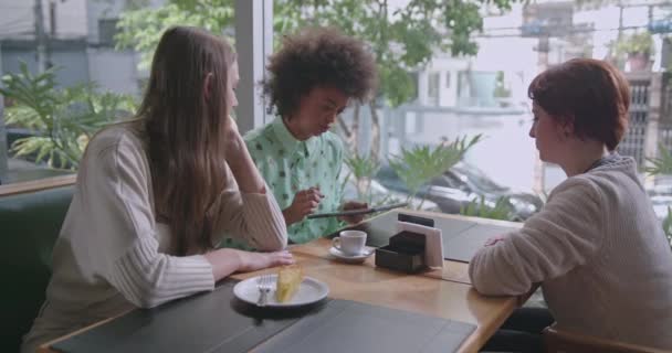 Grupa Kobiet Przemawiających Kawiarni Troje Przyjaciół Rozmawia Razem Kawiarni — Wideo stockowe