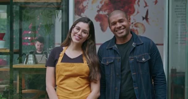 Retrato Dos Jóvenes Empleados Diversos Pie Frente Cafetería Sonriendo Personal — Vídeo de stock