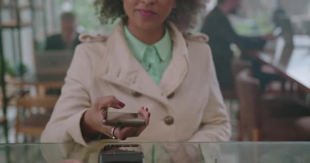 Een Zwarte Jonge Vrouw Klant Betalen Bestelling Met Mobiele Telefoon — Stockvideo