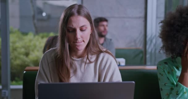 Συγκεντρωμένη Νεαρή Γυναίκα Που Εργάζεται Αποστάσεως Καφετέρια Μπροστά Φορητό Υπολογιστή — Αρχείο Βίντεο