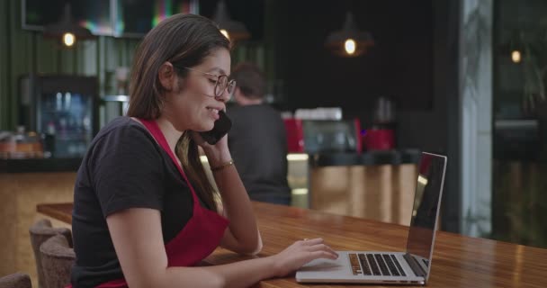 Jonge Vrouw Voor Laptop Computers Aan Het Werk Vrouwelijk Werk — Stockvideo