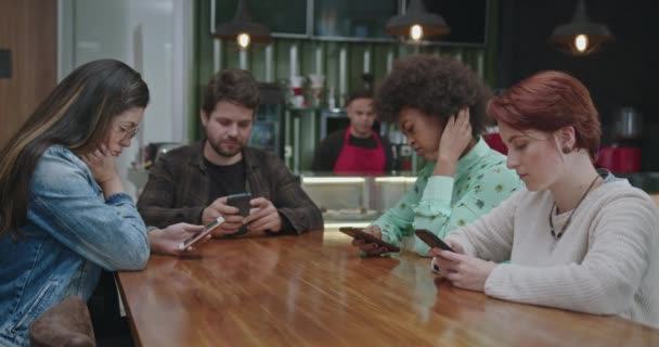 Grupo Amigos Sentados Mesa Cafetería Con Smartphones Clientes Masculinos Femeninos — Vídeo de stock