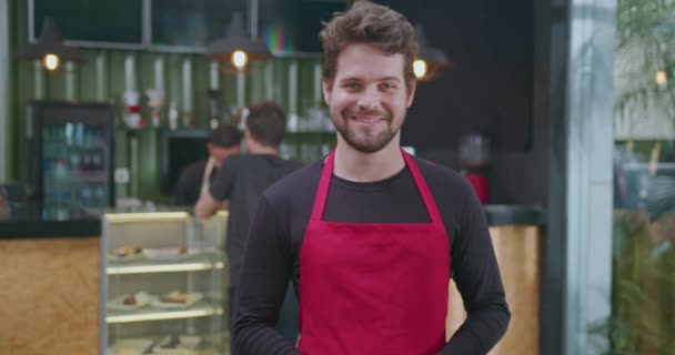 Empleado Varón Feliz Parado Frente Cafetería Pequeña Empresa Sonriendo Joven — Vídeo de stock