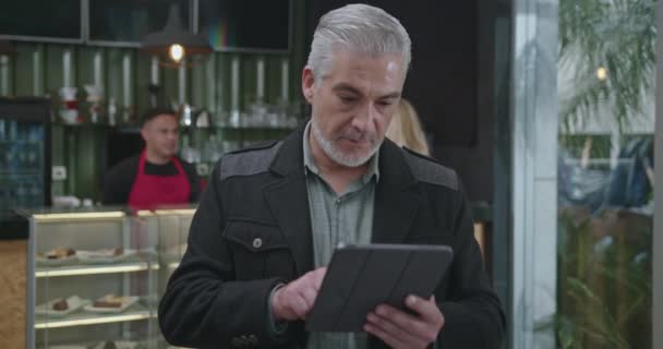 Ένας Μεσήλικας Επιχειρηματίας Ιδιοκτήτης Καφετέριας Διαχειρίζεται Επιχείρηση Κοιτάζοντας Συσκευή Tablet — Αρχείο Βίντεο