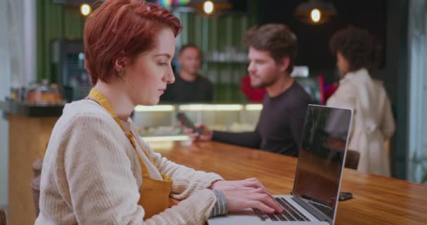 Молодая Женщина Перед Компьютерами Ноутбука Работает Женская Работа Кофейня Малого — стоковое видео