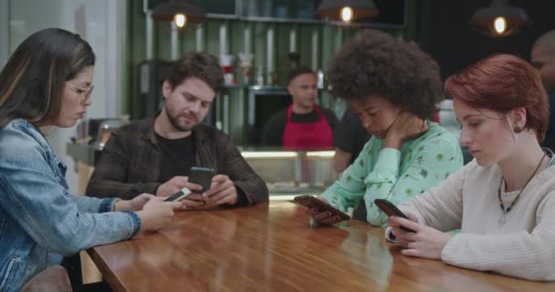 Grupo Amigos Sentados Mesa Cafetería Con Smartphones Clientes Masculinos Femeninos — Vídeos de Stock