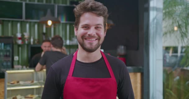 Empleado Varón Feliz Parado Frente Cafetería Pequeña Empresa Sonriendo Joven — Vídeo de stock