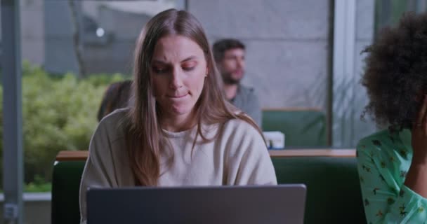 Een Jonge Gefocuste Vrouw Achter Laptop Koffieshop Een Duur Volwassene — Stockvideo