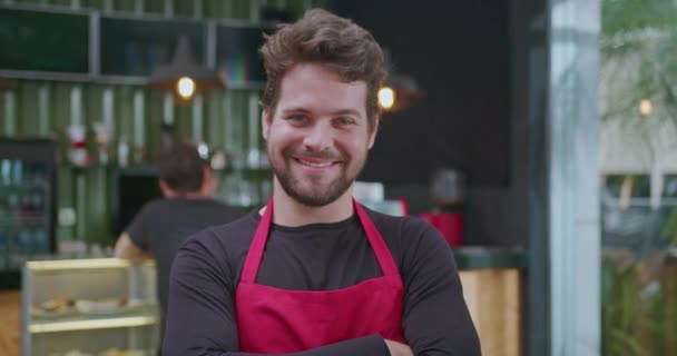Empleado Varón Feliz Parado Frente Cafetería Pequeña Empresa Sonriendo Joven — Vídeo de stock