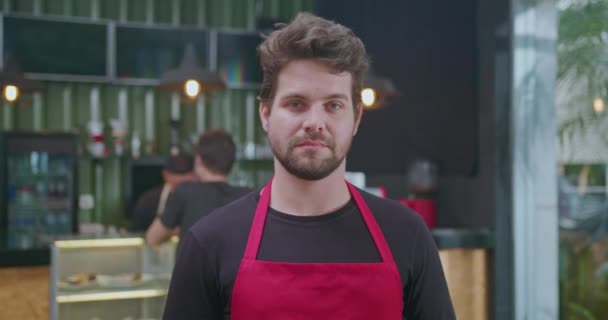 Jeden Šťastný Mužský Zaměstnanec Stojí Před Malou Obchodní Kavárnou Úsměvem — Stock video
