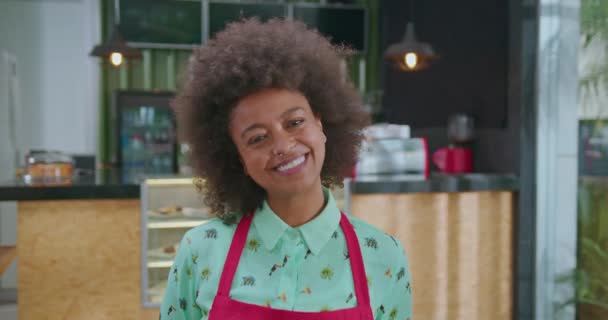 Szczęśliwa Czarna Pracownica Stojąca Przed Małą Kawiarnią Biznesową Uśmiechnięta Młoda — Wideo stockowe