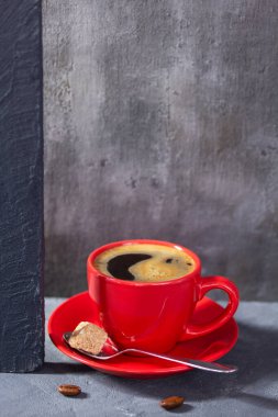 Minimalizm konsept tarzı olarak soyut arkaplan dokusunda bir fincan kahve