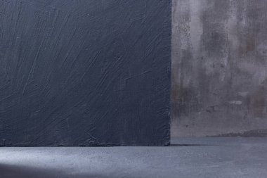 Gri zemine boyanmış siyah duvar arkaplan dokusu. Masadaki panelin ön görünümü