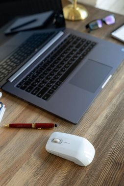 Ofisteki masada dizüstü bilgisayar ya da defter. Çevrimiçi öğrenim için çalışma yeri