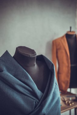 Terzi mankeninin kumaşı. Giysi mağazası iş yeri kavramı