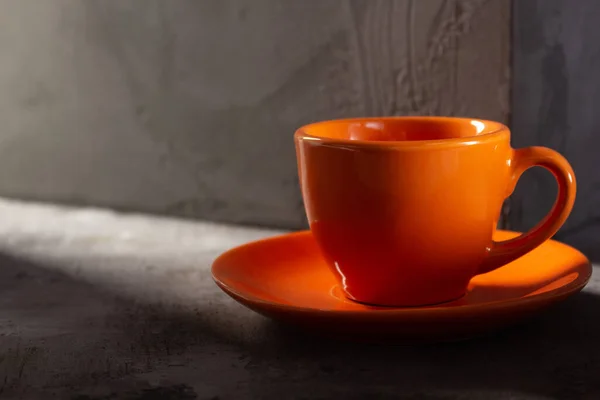 Minimalizm konsepti olarak soyut arkaplan dokusunda boş kahve fincanı