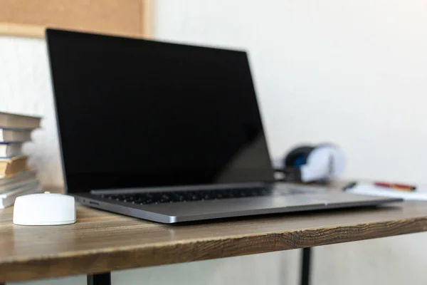 Ofisteki Masada Dizüstü Bilgisayar Defter Çevrimiçi Öğrenim Için Çalışma Yeri — Stok fotoğraf