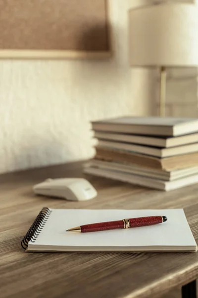 Masadaki defter ve kalem. Ofis ya da öğrenim yeri