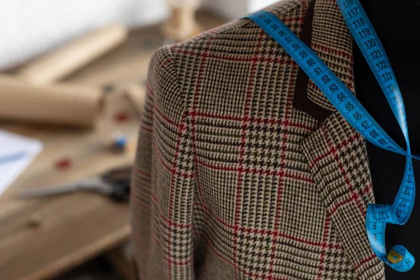 Terzi mankeni ve dikiş aletlerinde takım elbise ceketi. Giysi mağazası iş yeri kavramı