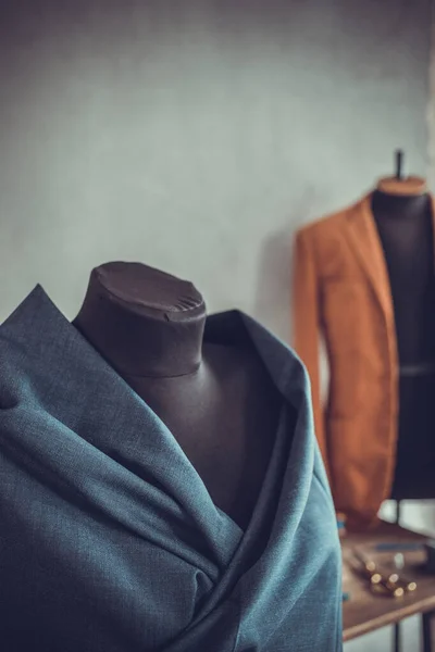 Terzi mankeninin kumaşı. Giysi mağazası iş yeri kavramı