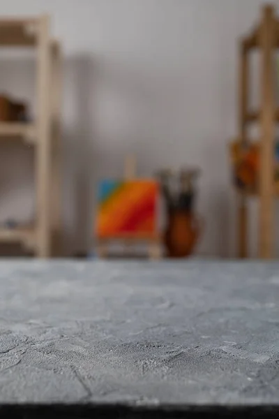 Boş tablo ve sanatçı araçlarının ön görünümü. Resim fırçası ve resim malzemeleri masa arkası dokusunda. Ressam stüdyosunda çalışma yeri