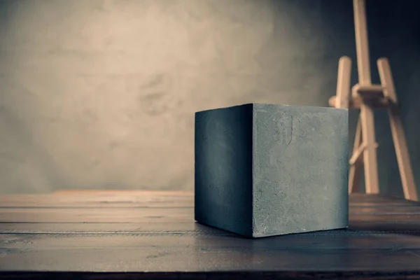 Ahşap masasında küp olan ressam işyeri