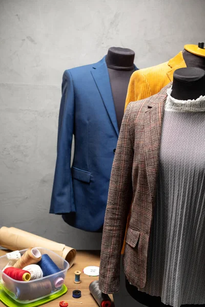 Terzi mankeni ve dikiş aletlerinde takım elbise ceketi. Giysi mağazası iş yeri kavramı