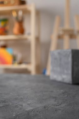 Boş tablo ve sanatçı araçlarının ön görünümü. Resim fırçası ve resim malzemeleri masa arkası dokusunda. Ressam stüdyosunda çalışma yeri